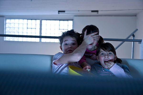 Kinder vor dem Fernseher