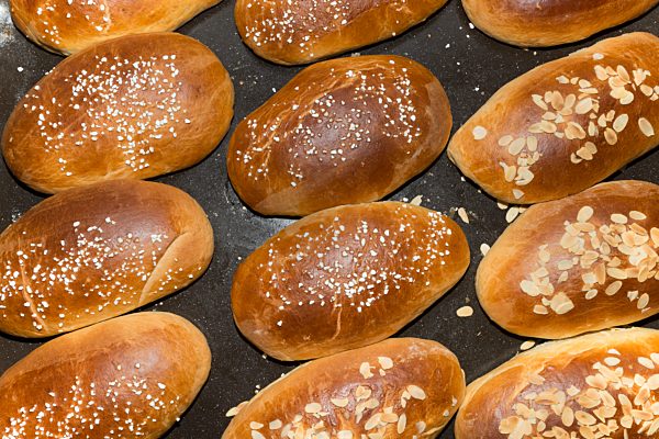 Milchbrote, gebacken am Bauernhof der Familie Kreidl, Schwaz, Tirol, Österreich, Europa