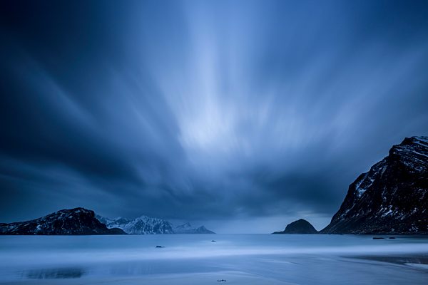 Blaue Stunde am Strand von Haukland, Lofoten, Norwegen, Europa