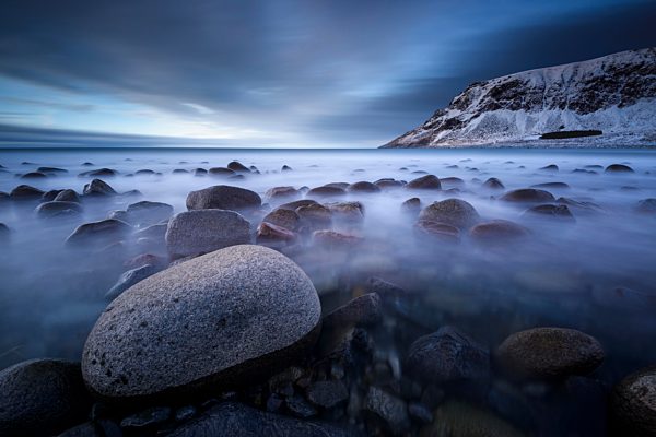 Felsen am Strand von Unstad, Lofoten, Norwegen, Europa