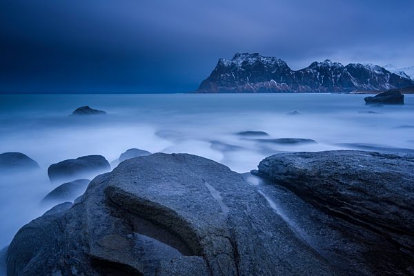 Felsen am Strand von Uttakleiv, Lofoten, Norwegen, Europa