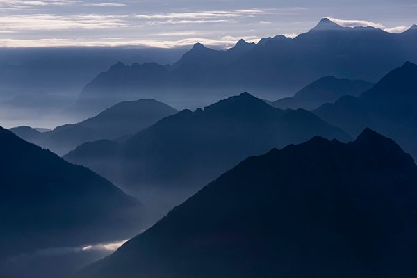 Blaue Stunde mit Berggipfeln des Ammergebirges, hinten die Zugspitze, Reutte, Außerfern, Tirol, Österreich, Europa