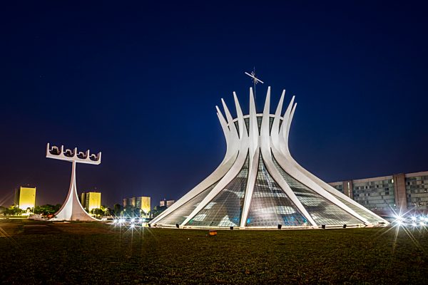 Kathedrale Catedral Metropolitana Nossa Senhora Aparecida bei Nacht, Architekt Oscar Niemeyer, Brasília, Federal District, Brasilien, Südamerika