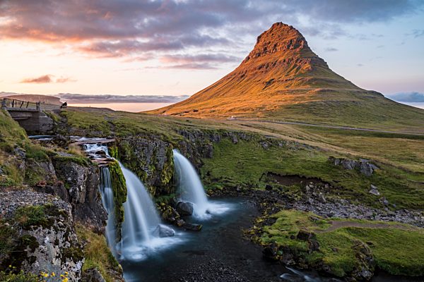 Wasserfall Kirkjufellsfoss und der Berg Kirkjufell, nahe Grundarfjördur, Snæfellsnes, Westisland, Island, Europa