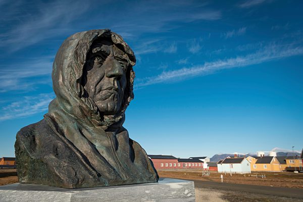 Büste des norwegischen Polarforschers Roald Amundsen, Ny-Ålesund, Insel Spitzbergen, Inselgruppe Spitzbergen, Svalbard und Jan Mayen, Norwegen, Europa