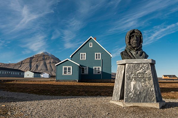 Büste des norwegischen Polarforschers Roald Amundsen vor der deutschen Koldewey Forschungstation für Arktis und Meeresforschung, Ny-Ålesund, Insel Spitzbergen, Inselgruppe Spitzbergen, Svalbard und Jan Mayen, Norwegen, Europa