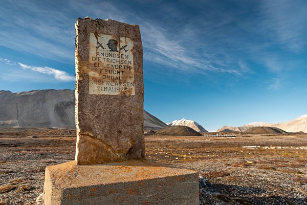 Gedenkstein für Amundsen-Ellsworth Nordpol-Flugzeug-Expedition, Ny-Ålesund, Insel Spitzbergen, Inselgruppe Spitzbergen, Svalbard und Jan Mayen, Norwegen, Europa