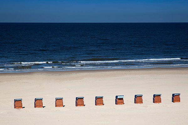 Strandkörbe am Strand von Egmond, Nordsee, Niederlande, Europa