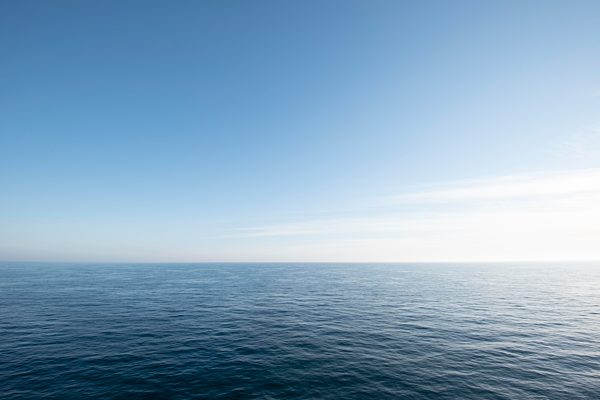 Blick über die Nordsee bei klarem, wolkenlosen Himmel, Nordholland, Niederlande, Europa