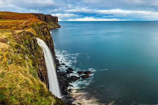 Kilt Rock Wasserfall an Klippe mit Nordsee im Hintergrund, Portree, Isle of Skye, Schottland, Großbritannien, Europa