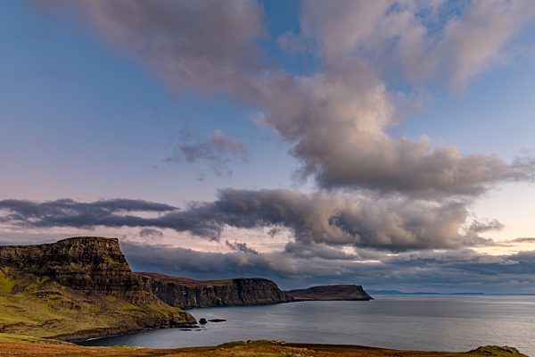 Westküste Isle of Sky mit Nordsee bei Sonnenuntergang, Neist Point, Dunvegan, Isle of Sky, Schottland, Großbritannien, Europa