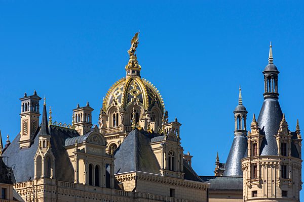 Türme und Kuppel mit dem Erzengel Gabriel, Schweriner Schloss, Schwerin, Mecklenburg-Vorpommern, Deutschland, Europa
