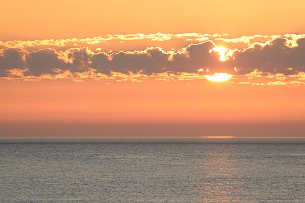 Sonnenuntergang mit Wolken über der Nordsee, Norderney, Ostfriesische Inseln, Niedersachsen, Deutschland, Europa