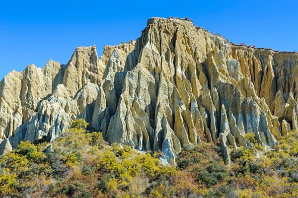 Schroffe Zinnen der Omarama-Lehmklippen, Südinsel, Neuseeland, Ozeanien