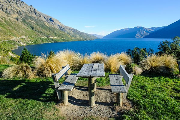 Picknick-Tisch am Ufer des Lake Wakatipu, Queenstown, Südinsel, Neuseeland, Ozeanien