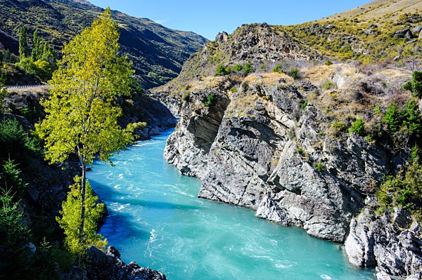 Türkises Wasser des Kawarau-Flusses in der Kawarau-Schlucht, Südinsel, Neuseeland, Ozeanien
