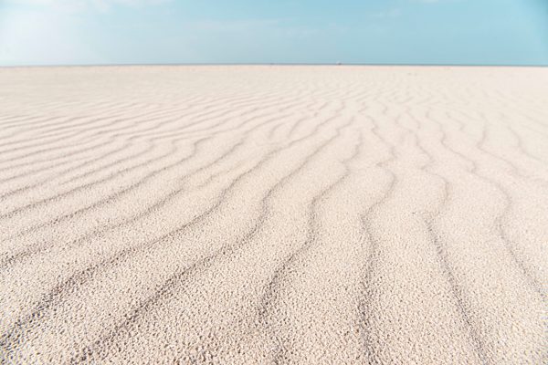 Wellenstrukturen im hellen Sandstrand auf der Nordseeinsel Norderney, Ostfriesland, Niedersachsen, Deutschland, Europa