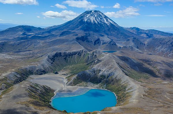 Luftaufnahme des blauen Sees vor Berg Ngauruhoe, Tongariro Nationalpark, Nordinsel, Neuseeland, Ozeanien