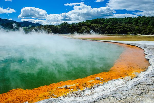 Mehrfarbiger Champagne Pool, Wai-O-Tapu Thermal Wonderland, Nordinsel, Neuseeland, Ozeanien