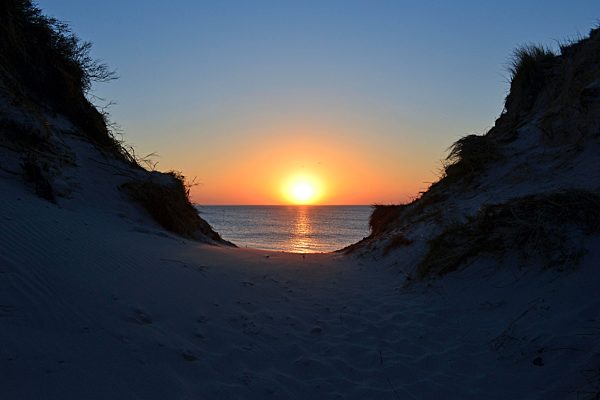 Sonnenuntergang zwischen Dünen und Nordsee, Amrum, Nordfriesische Insel, Nordfriesland, Schleswig-Holstein, Deutschland, Europa