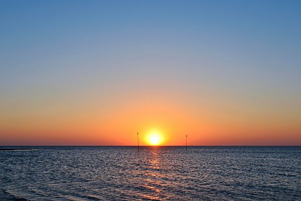 Untergehende Sonne über der Nordsee bei Norddorf, Nordfriesische Insel, Nordfriesland, Schleswig-Holstein, Deutschland, Europa