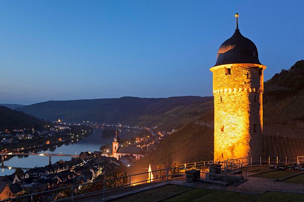 Ausblick auf Runder Turm und Ort bei Abenddämmerung, Zell an der Mosel, Rheinland-Pfalz, Deutschland, Europa
