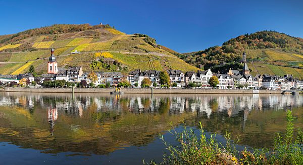 Zell an der Mosel, Collis Turm und Weinberge, Rheinland-Pfalz, Deutschland, Europa