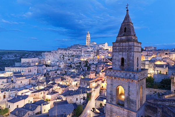 Ausblick von Kirche Chiesa di San Pietro Barisano zur Altstadt Sasso Barisano mit Kathedrale, Abenddämmerung, Matera, Basilikata, Apulien, Italien, Europa