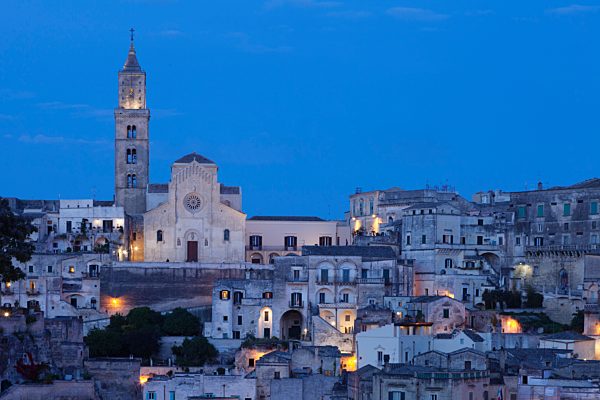 Altstadt Sasso Barisano mit Kathedrale, Abenddämmerung, Matera, Basilikata, Apulien, Italien, Europa