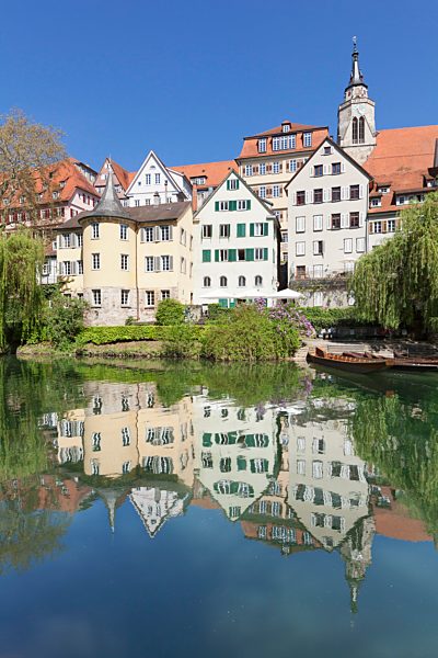 Tübinger Altstadt mit Hölderlinturm und Stiftskirche spiegelt sich im Neckar, Tübingen, Baden-Württemberg, Deutschland, Europa
