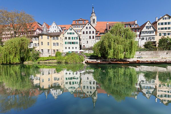 Tübinger Altstadt mit Hölderlinturm und Stiftskirche spiegelt sich im Neckar, Tübingen, Baden-Württemberg, Deutschland, Europa