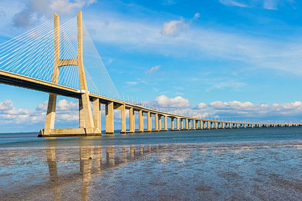 Ponte Vasco da Gama, Wasserspiegelung im Tejo, Lissabon, Portugal, Europa
