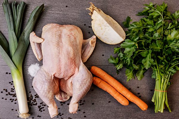 Suppenhuhn, Suppengrün, Lauch, Sellerie, Petersilie, gelbe Rüben, Zutaten für eine Hühnersuppe, Studioaufnahme, Deutschland, Europa