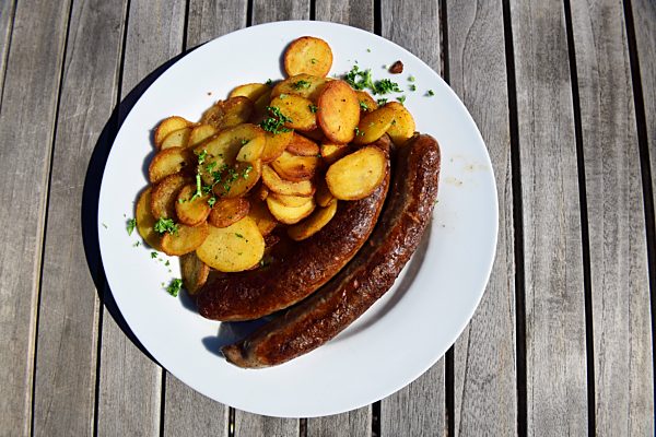 Pfälzer Bratwürste mit Bratkartoffeln, Deutsche Weinstraße, Rheinland-Pfalz, Deutschland, Europa