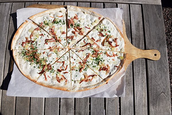 Pfälzer Flammkuchen mit Schinken und Paprika, Deutsche Weinstraße, Rheinland-Pfalz, Deutschland, Europa