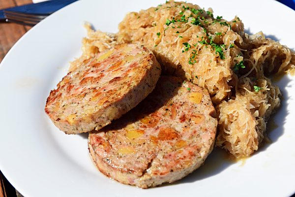 Pfälzer Saumagen mit Sauerkraut, Deutsche Weinstraße, Rheinland-Pfalz, Deutschland, Europa