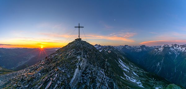 Sonnenaufgang am Gipfel Brandberger Kolm 2700m, Zillertal, Tirol, Österreich, Europa