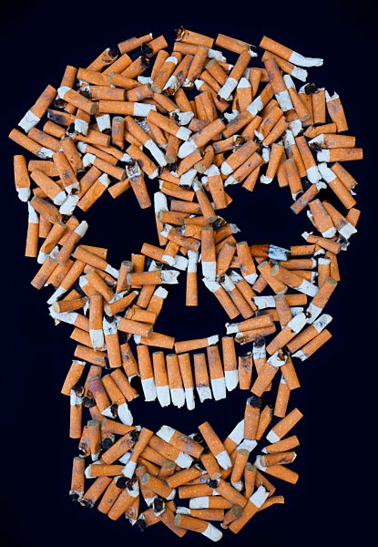 Totenkopf aus Zigarettenkippen, Deutschland, Europa