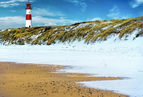 Winter mit Schnee am Strand mit Leuchtturm List-Ost, Sylt, Nordfriesische Insel, Nordsee, Nordfriesland, Schleswig-Holstein, Deutschland, Europa