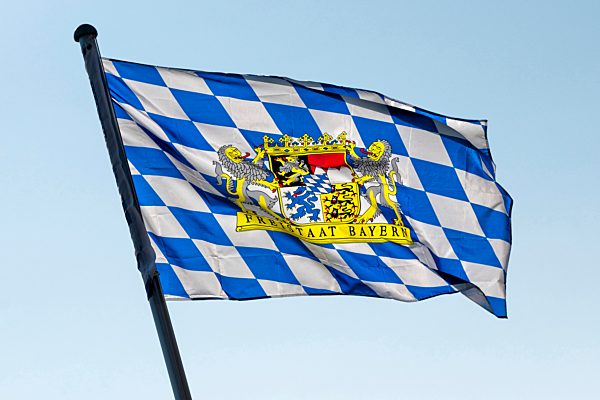 Eine blau-weiße Fahne mit dem Wappen des Freistaats Bayern weht im Wind in Markt Schwaben, Bayern, Deutschland, Europa