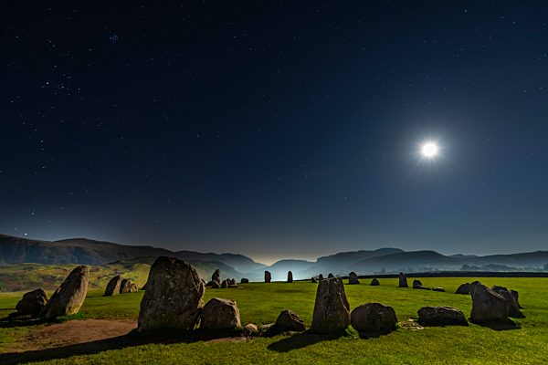 Steinkreis bei Vollmond mit Sternenhimmel, Keswick, Yorkshire Dales National Park, Mittelengland, Großbritanien