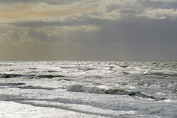 Stürmische Nordsee mit aufziehender Regenfront, Sylt, Nordfriesische Insel, Nordfriesland, Schleswig-Holstein, Deutschland, Europa