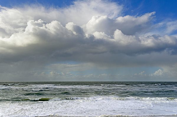 Stürmische Nordsee, blauer Himmel mit tiefziehenden Quellwolken (Cumulus), Sylt, Nordfriesische Insel, Nordfriesland, Schleswig-Holstein, Deutschland, Europa