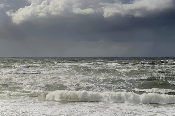 Stürmische Nordsee mit aufziehender Regenfront, Sylt, Nordfriesische Insel, Nordfriesland, Schleswig-Holstein, Deutschland, Europa