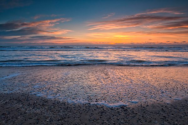 Abendrot am Strand der Nordsee mit Muscheln, Texel, Nordholland, Niederlande, Europa