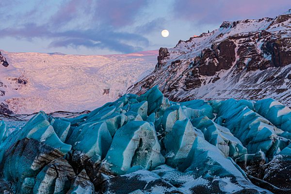 Vollmond über dem Svinafellsjökull, Skaftafell Nationalpark, Südostisland, Island, Europa