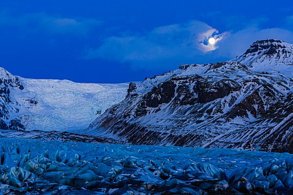 Vollmond über dem Svinafellsjökull, Skaftafell Nationalpark, Südostisland, Island, Europa