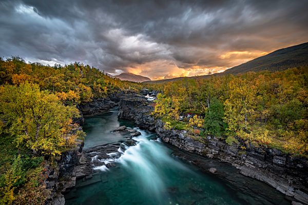 Herbstlicher Abisko Canyon bei dramatischer Lichtstimmung, Fluss Abiskojåkka, Abiskojakka, Abisko Nationalpark, Norrbotten, Lappland, Schweden, Europa