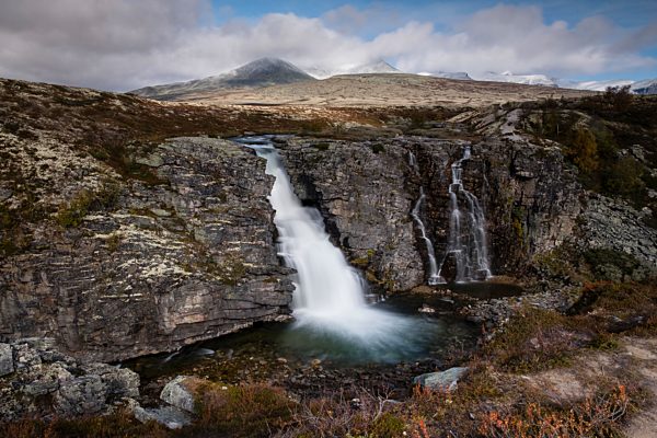 Wasserfall Storulfossen, Fluss Store Ula, Herbst, Rondane Nationalpark, Norwegen, Europa