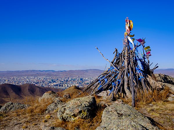 Khatas, Gebetsfahnen markieren einen Gipfel und heiligen Ort, hinten Ulan Bator, Mongolei, Asien
